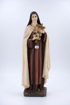 La statue d'une femme tenant un chien porte une cape.