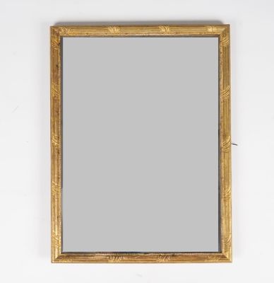 une image d'un miroir encadré d'or sur un mur blanc