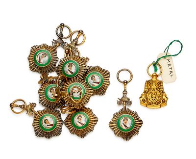 deux paires de boucles d'oreilles et une clochette sur fond blanc