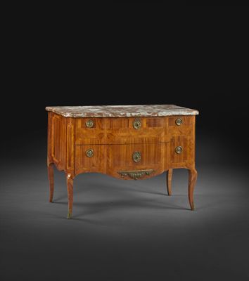 une commode Louis II en noyer avec un plateau en marbre