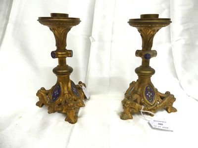 Paire de bougeoirs d'église en bronze doré et émaillé reposa…