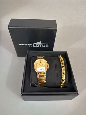 une montre et un bracelet dans un coffret posé sur une table