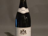 une bouteille de vin posée sur une table