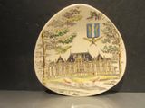 une assiette avec l'image d'un château