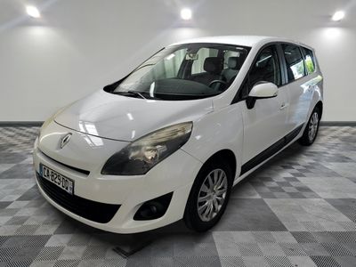 la photo d'une voiture blanche garée dans un garage