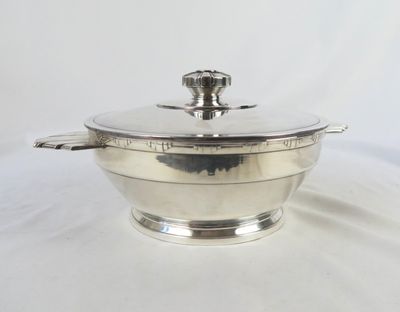 casserole plaquée argent avec couvercle, sur fond blanc
