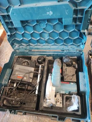 une mallette bleue avec des outils à l'intérieur sur le sol
