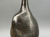un vase en argent posé sur une table