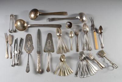 beaucoup de cuillères et de couteaux à cuillère sur la table