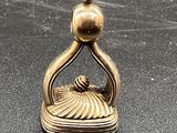 figurine en laiton représentant une femme tenant un coquillage dans la main