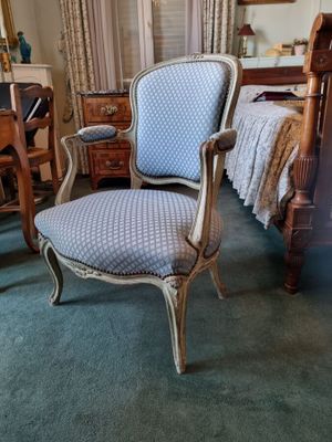 a chair that is sitting in the middle of a room