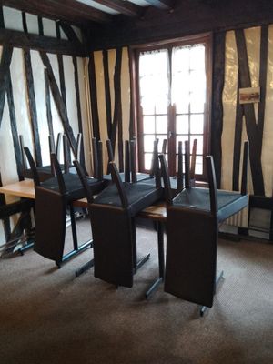 une pièce avec une table et des chaises
