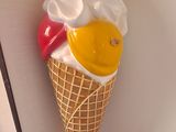 un cornet de glace accroché au mur à côté d'une porte