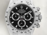 une montre au cadran noir, montée sur un bracelet argenté