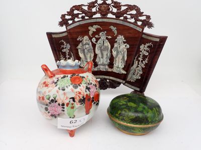 deux vases posés l'un à côté de l'autre sur une table