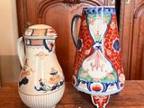 deux vases posés sur une table l'un à côté de l'autre