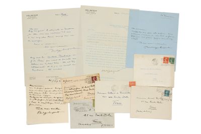 Plusieurs vieilles lettres et enveloppes sont empilées les unes sur les autres