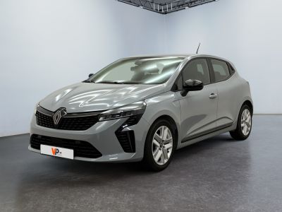 Une voiture grise est garée dans une pièce aux murs blancs.