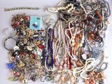 une pile de bijoux assortis sur une surface blanche