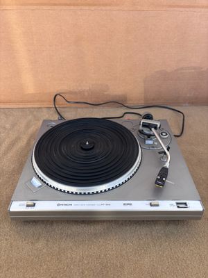 une image représentant une platine sur laquelle est posé un tourne-disque