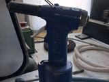 une sarbacane bleue posée sur une table