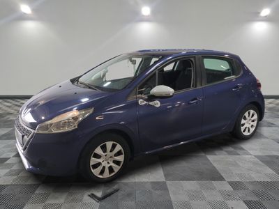 la petite voiture bleue est garée dans une pièce au sol à carreaux