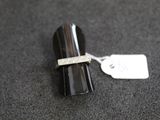 un anneau posé sur un objet noir