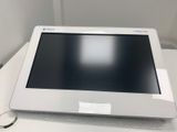 un ordinateur portable posé sur une table blanche