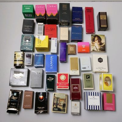 Lot d'environ 40 miniatures de produits cosmétiques de diverses marque - Photo 1