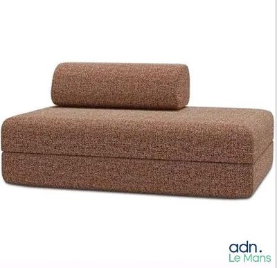 une photo d'un canapé marron sur lequel sont posés deux coussins