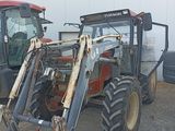 deux tracteurs garés l'un à côté de l'autre sur un parking