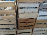 plusieurs caisses en bois empilées les unes sur les autres dans un entrepôt
