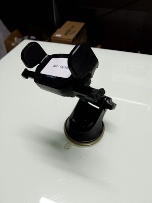 un support pour téléphone portable posé sur une table