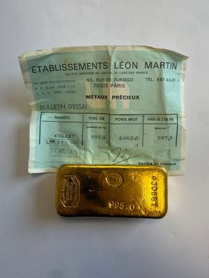 un petit morceau d'or sur un bout de papier