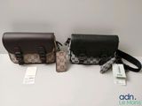 Deux sacs sont posés côte à côte sur une table