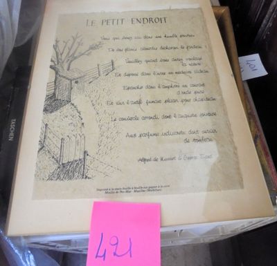 un vieux livre posé sur une table, sur lequel est collé un post-it rose