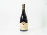 une bouteille de vin posée sur une table