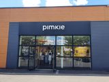 la devanture d'un magasin avec une enseigne sur laquelle on peut lire « pinkie »