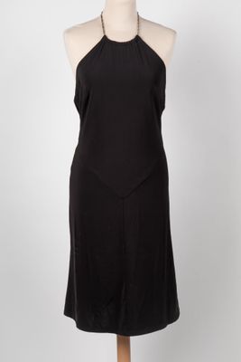 une robe noire sur un mannequin mannequin mannequin mannequin mannequin mann