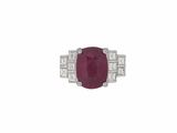 une bague en rubis et diamants