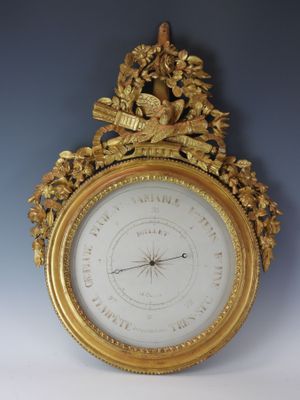 une horloge en or surmontée d'un oiseau