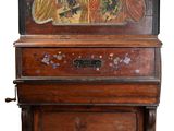 un piano en bois orné d'une peinture sur le couvercle