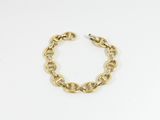 gros plan d'un bracelet en chaîne en or sur fond blanc