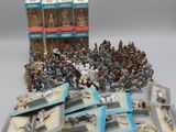 beaucoup de figurines de la guerre des étoiles sur la table