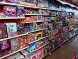 de nombreux jouets sur les étagères du magasin de jouets