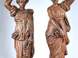 paire de statues anciennes en bois représentant des femmes portant des paniers