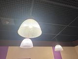 trois lampes suspendues au plafond d'un restaurant