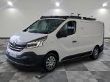 la camionnette blanche est garée sur le sol en damier d'une pièce