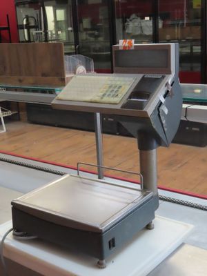 une image représentant une machine posée sur un tapis roulant