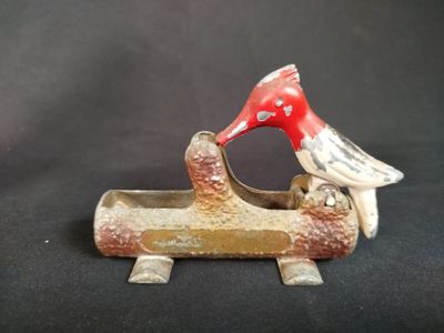 un oiseau perché sur un morceau de bois